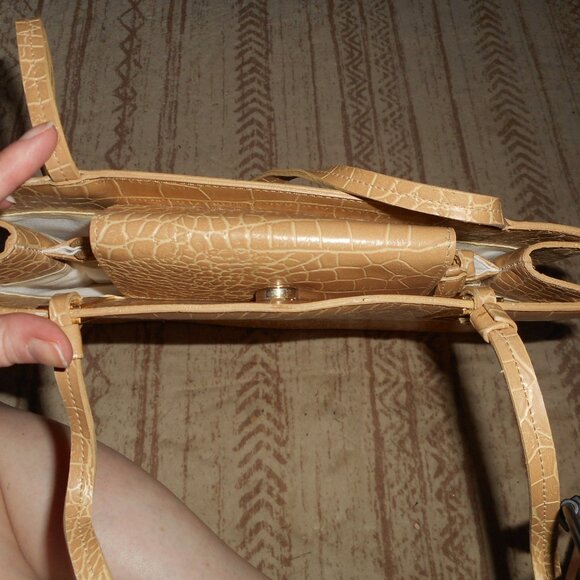 Vintage Guess handbag in camel color crocodile like pattern - Picture 4 of 9